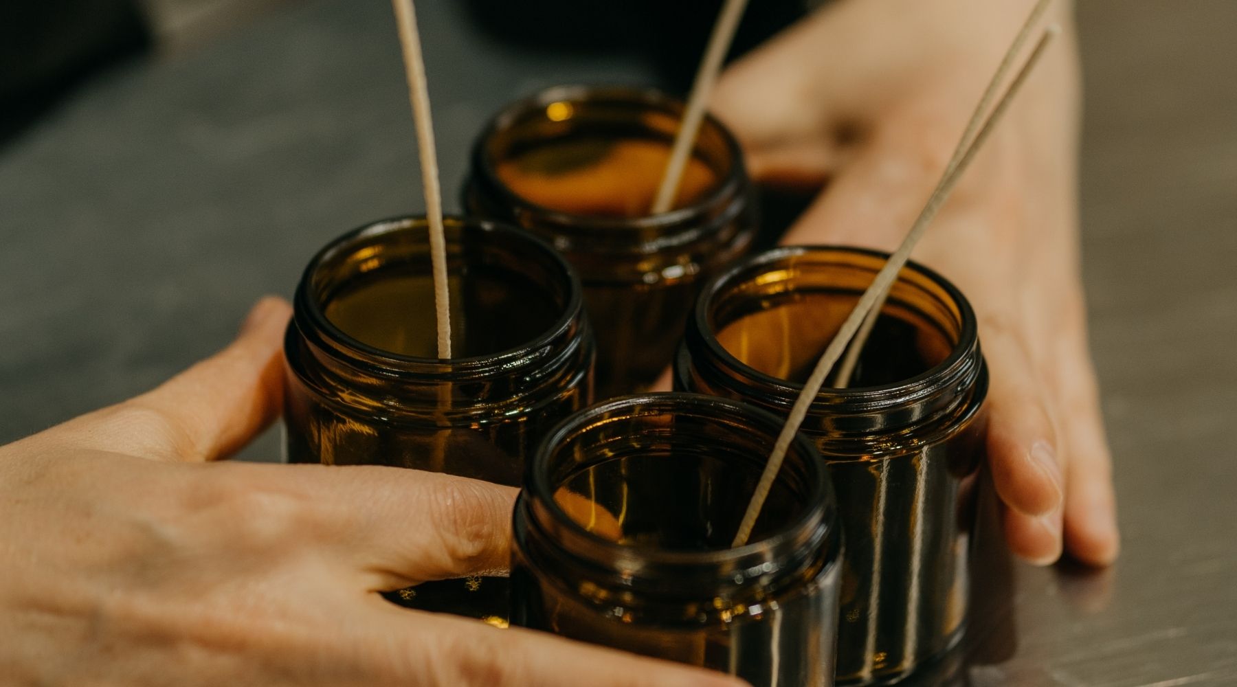 Cire de soja vs paraffine : guide complet bougies artisanales 2025