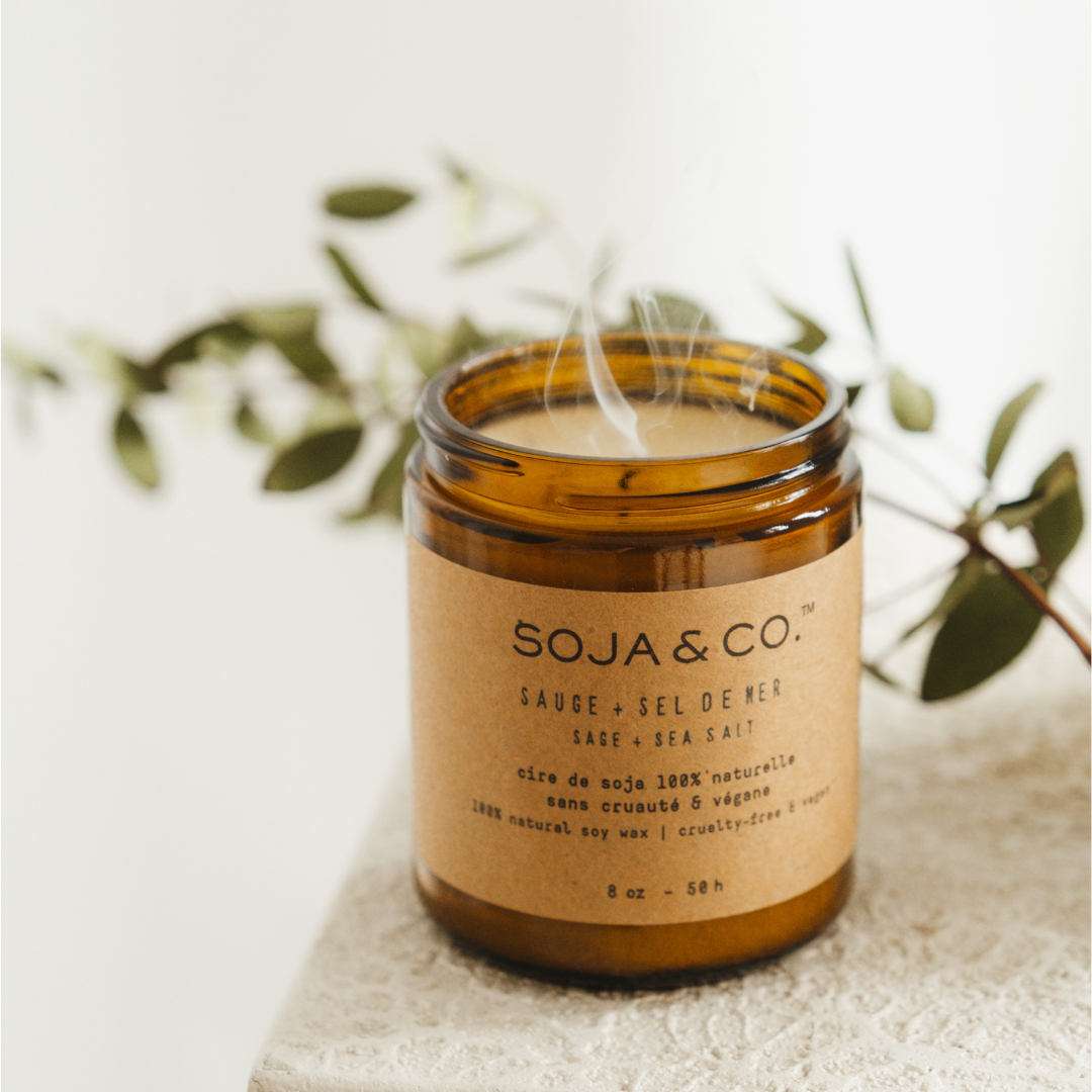 Chandelle de cire de soja naturelle SOJA&CO., au parfum sauge et sel de mer, pot ambré réutilisable