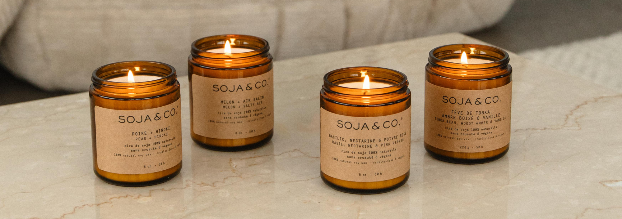 Chandelle de cire de soja naturelle SOJA&CO. au parfum poire et hinoki, pot ambré réutilisable