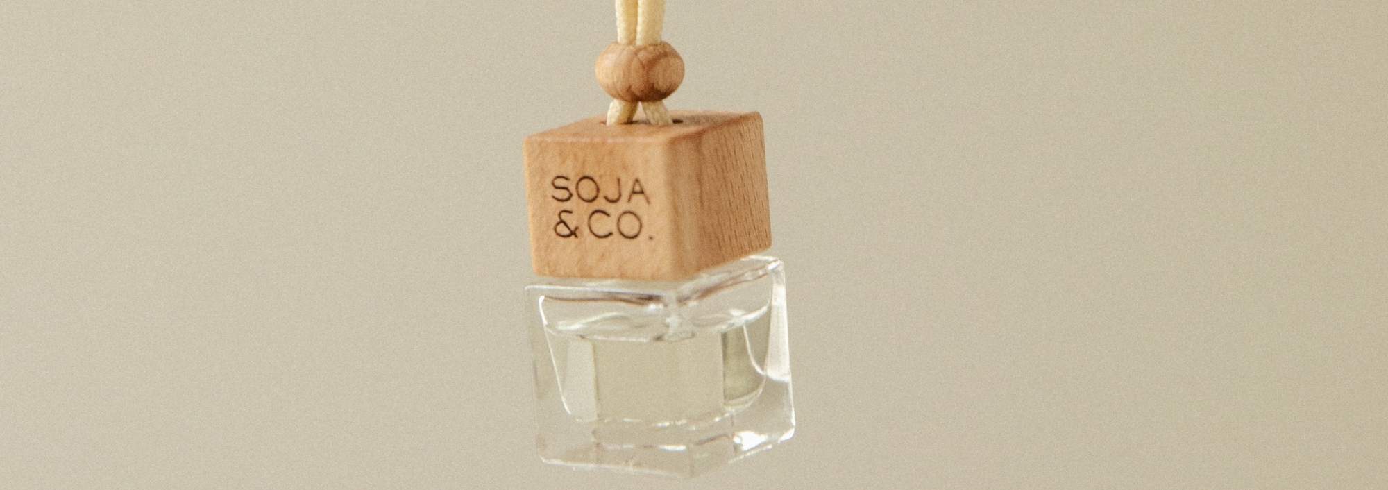 Diffuseur pour voiture SOJA&CO. au parfum écorce de pin et cèdre, pot ambré réutilisable