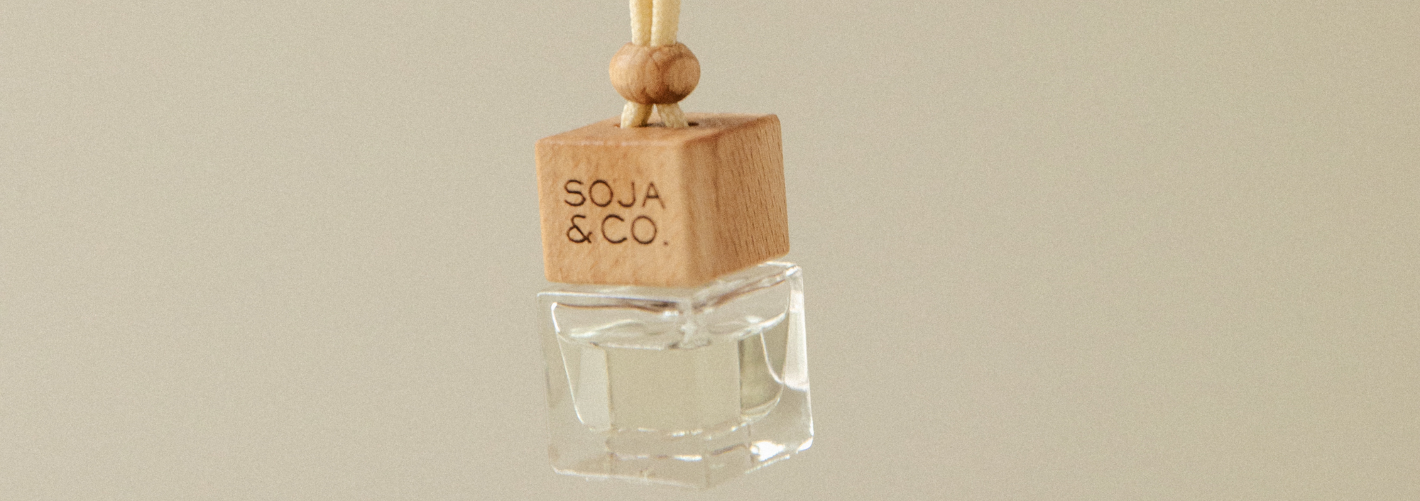 Diffuseur pour voiture SOJA&CO. au parfum écorce de pin et cèdre, pot ambré réutilisable