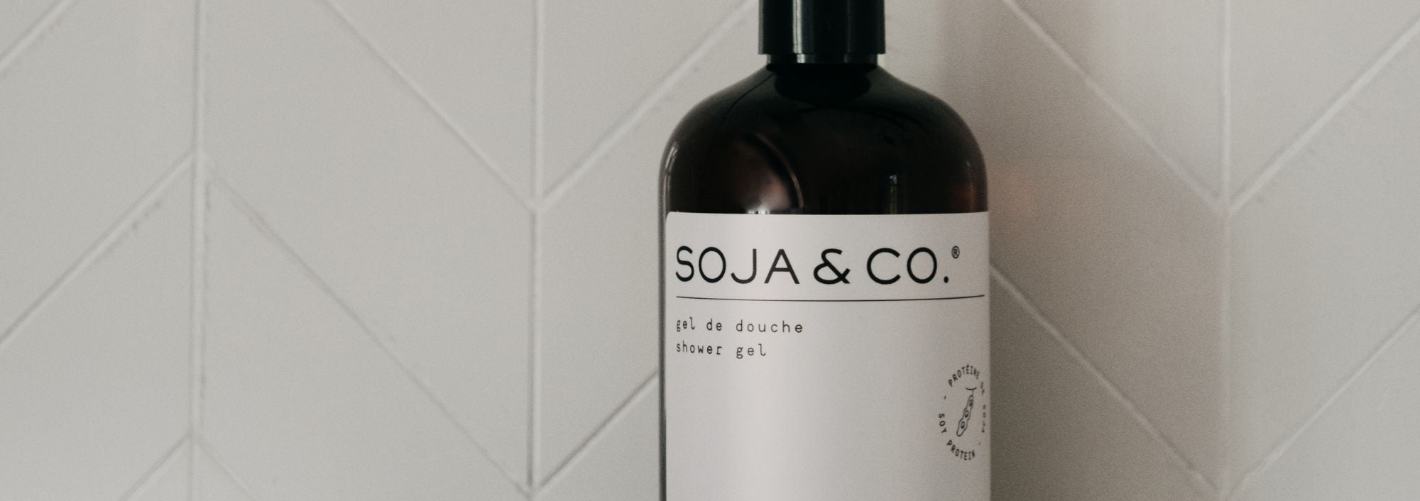 Gel douche SOJA&CO. au parfum écorce de pin et cèdre, pot ambré réutilisable
