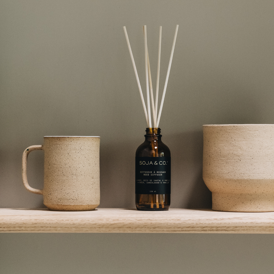 Diffuseur à roseaux SOJA&CO., au parfum lavande, bois de santal et vanille, pot ambré réutilisable