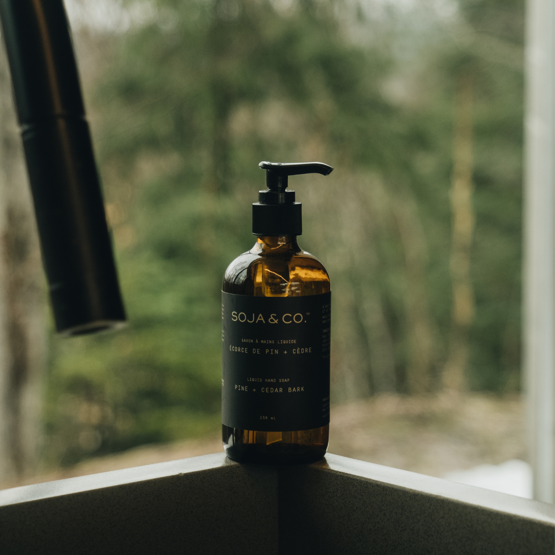 Savon à main SOJA&CO., au parfum écorce de pin et cèdre, pot ambré réutilisable
