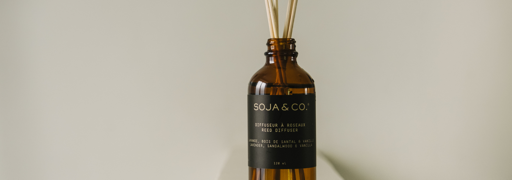 Diffuseur à roseaux SOJA&CO. au parfum lavande, bois de santal et vanille, pot ambré réutilisable