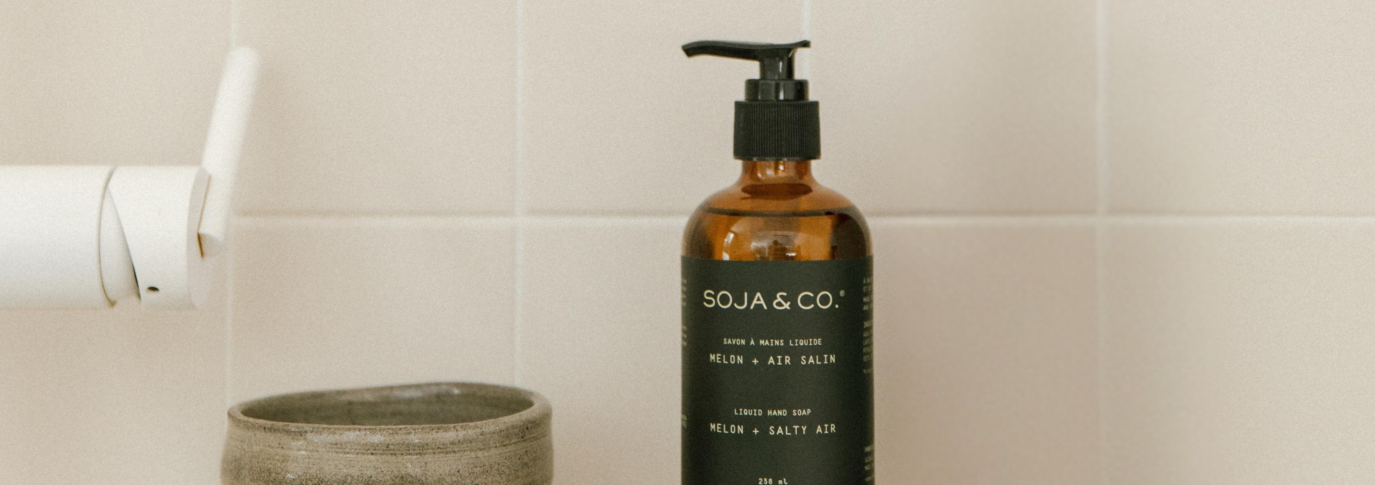 Savon à main SOJA&CO. au parfum melon et air salin, pot ambré réutilisable