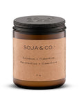 Chandelle de cire de soja naturelle SOJA&CO., au parfum guimauve et clémentine, pot ambré réutilisable