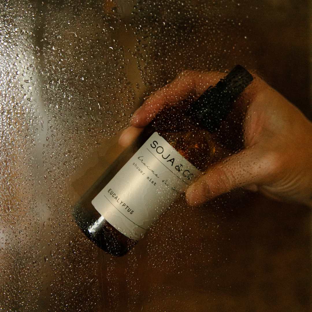 Bruine de douche SOJA&CO. parfum eucalyptus, contenant ambré réutilisable