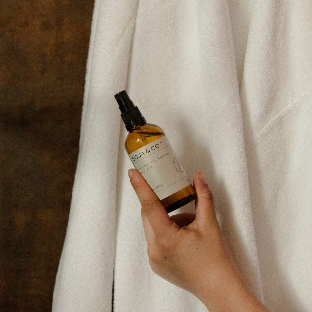 Bruine de douche SOJA&CO. parfum eucalyptus, contenant ambré réutilisable