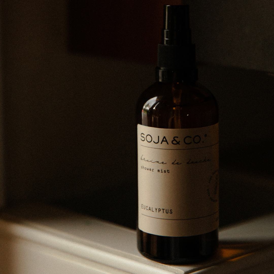 Bruine de douche SOJA&CO. parfum eucalyptus, contenant ambré réutilisable