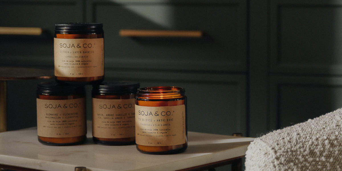 Chandelle de cire de soja naturelle SOJA&CO., au parfum feu de bois et ambre dorée, pot ambré réutilisable