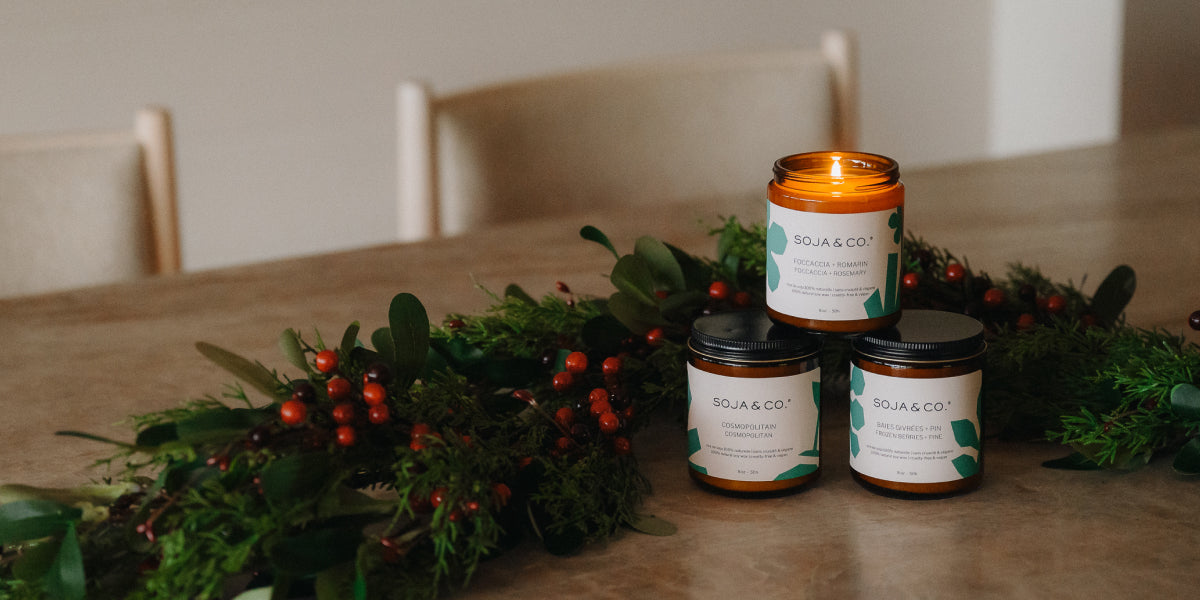 Chandelle de cire de soja naturelle SOJA&CO., au parfum cosmopolitain, pot ambré réutilisable