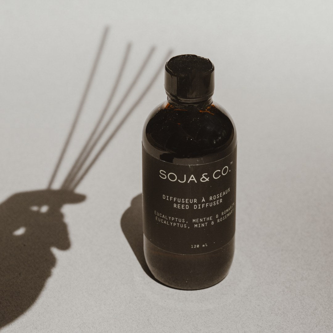 Diffuseur à roseaux SOJA&CO. eucalyptus, menthe et romarin, contenant ambré réutilisable