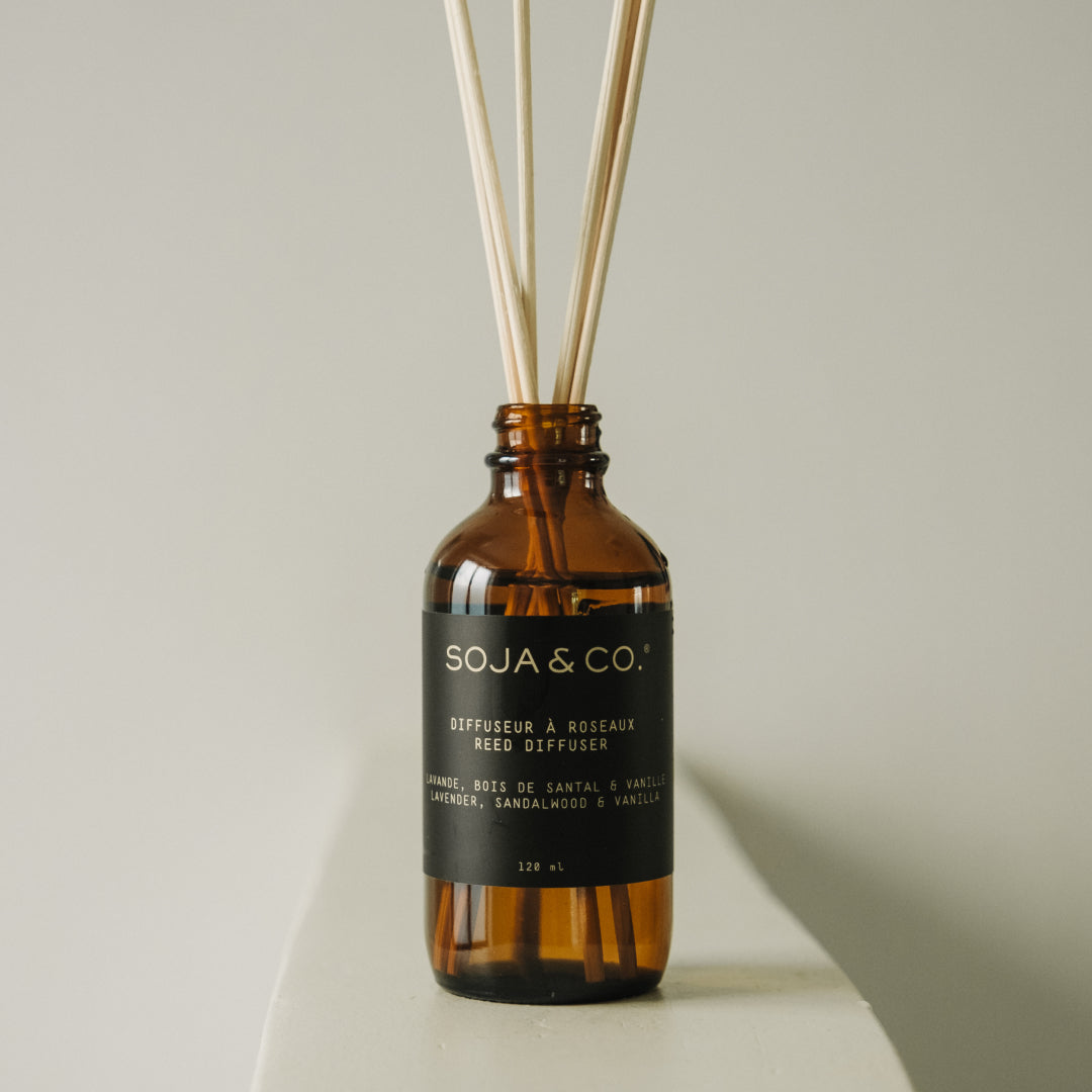 Diffuseur à roseaux SOJA&CO. lavande, bois de santal et vanille, contenant ambré réutilisable