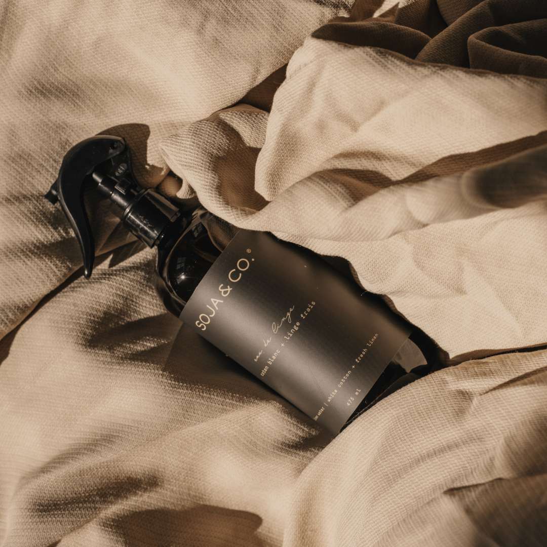 Eau de linge SOJA&CO. coton blanc et linge frais, contenant ambré réutilisable