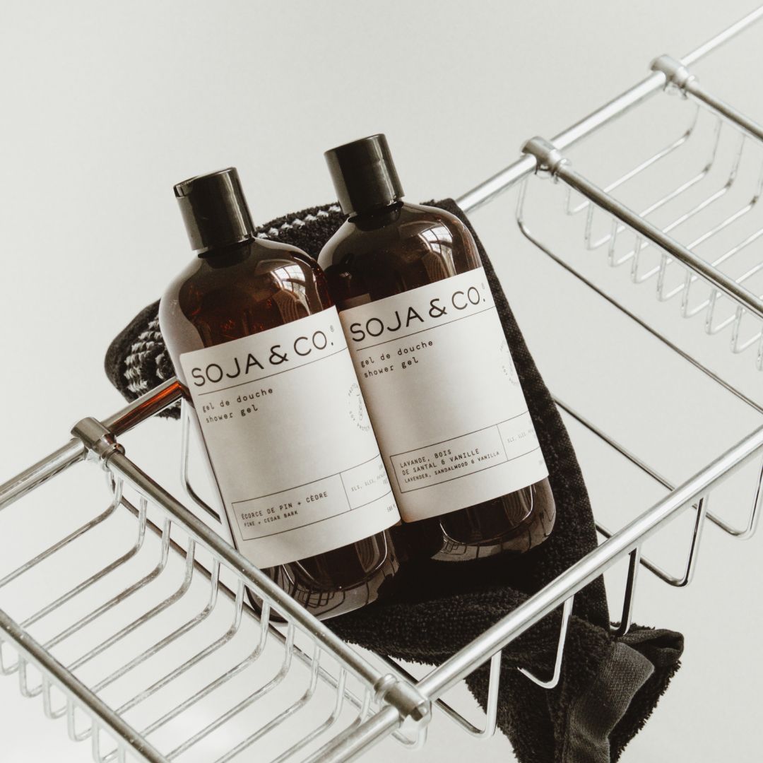 Gel douche naturel SOJA&CO. écorce de pin et cèdre, contenant ambré réutilisable