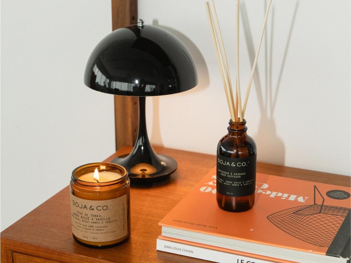 Chandelle de cire de soja naturelle SOJA&CO., parfum fève de tonka, ambre boisé et vanille, pot ambré réutilisable