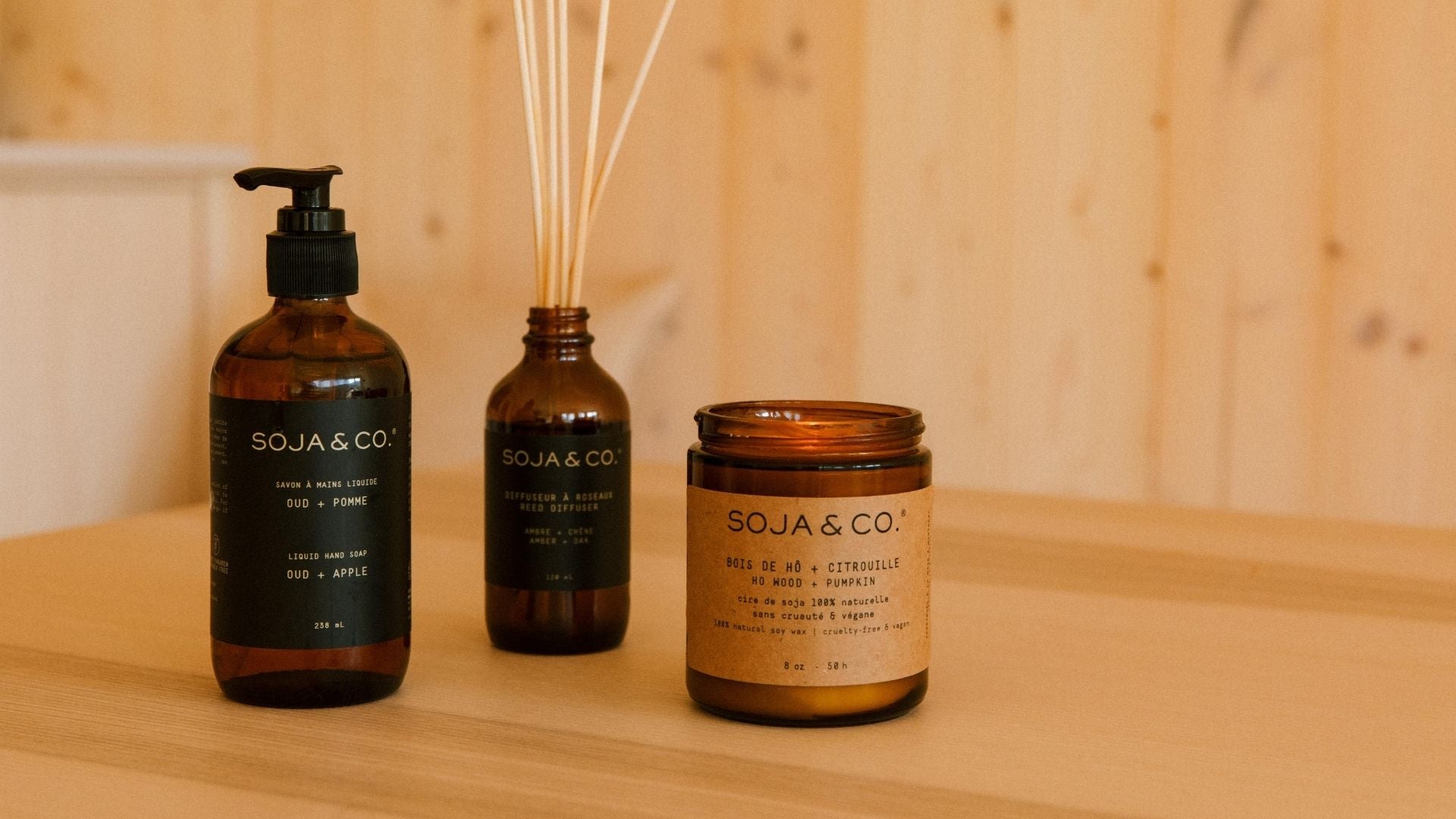 Chandelle de cire de soja naturelle SOJA&CO., au parfum bois de ho et citrouille, pot ambré réutilisable