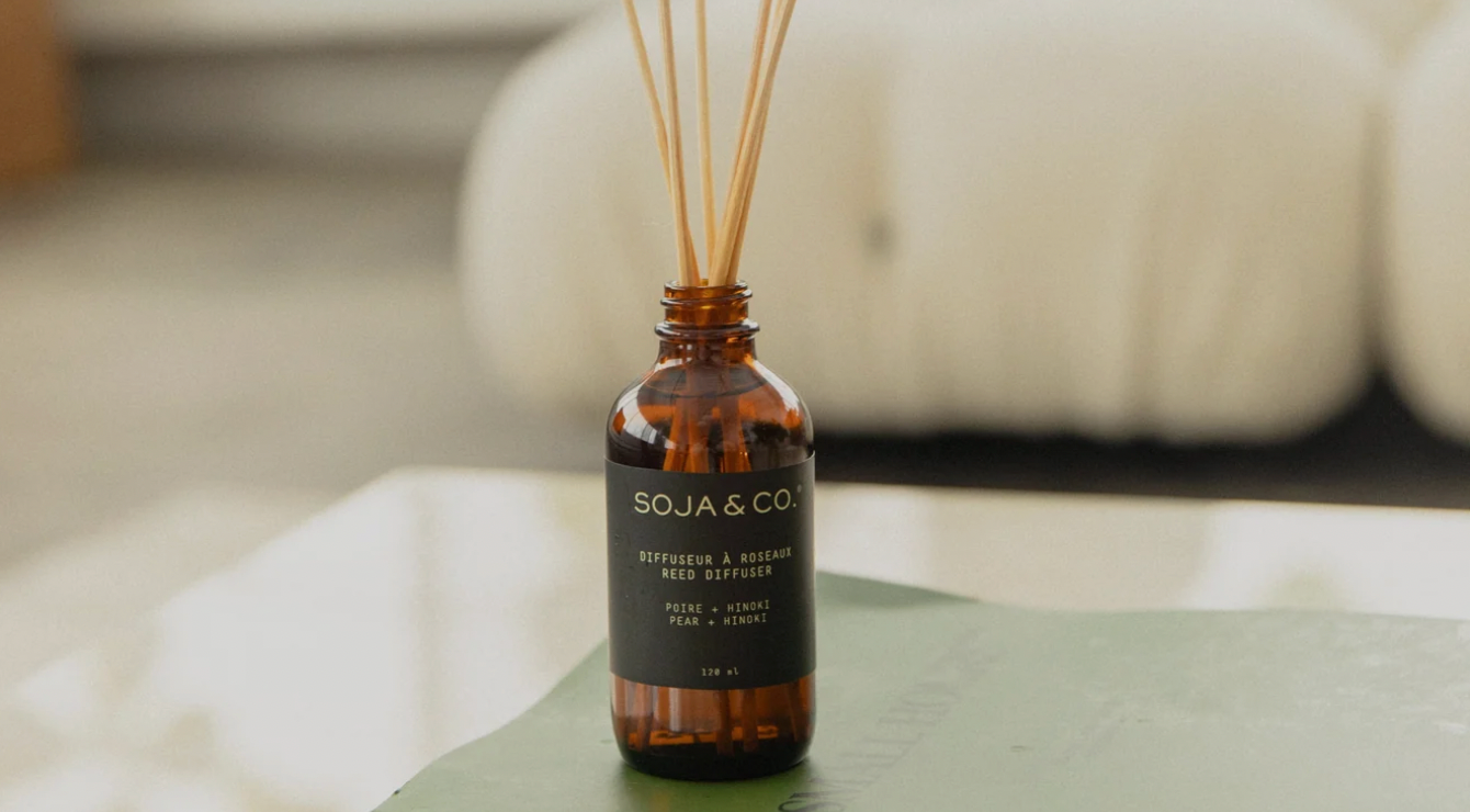 Diffuseur à roseaux SOJA&CO., au parfum poire et hinoki, pot ambré réutilisable