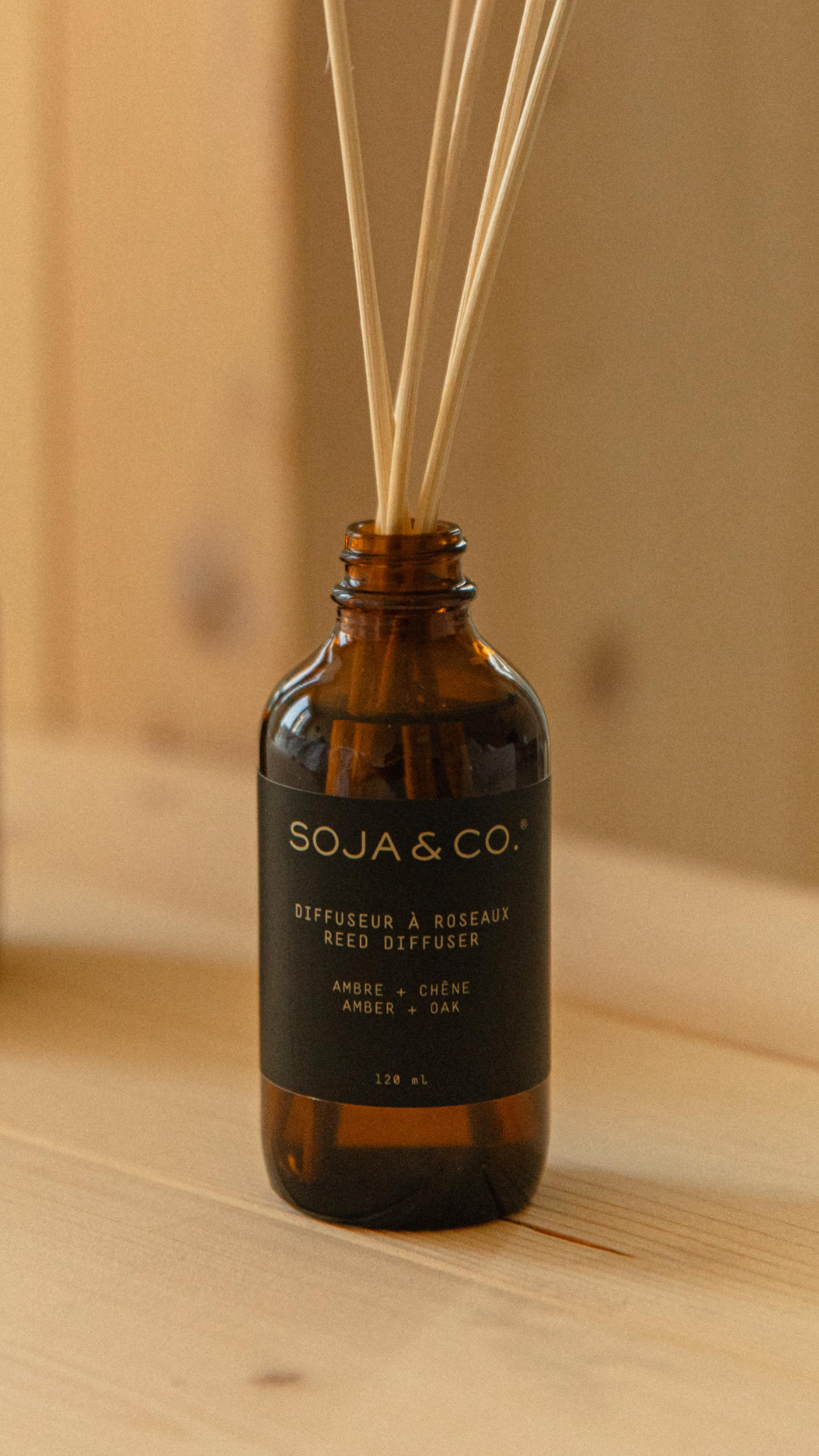 Diffuseur à roseaux SOJA&CO., pot ambré réutilisable