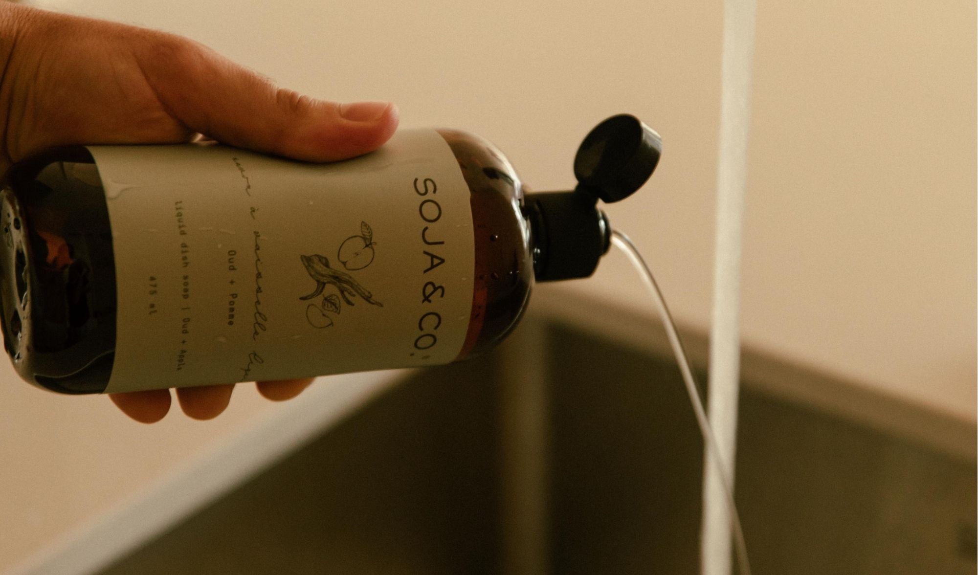Savon à vaisselle SOJA&CO., au parfum oud et pomme, pot ambré réutilisable