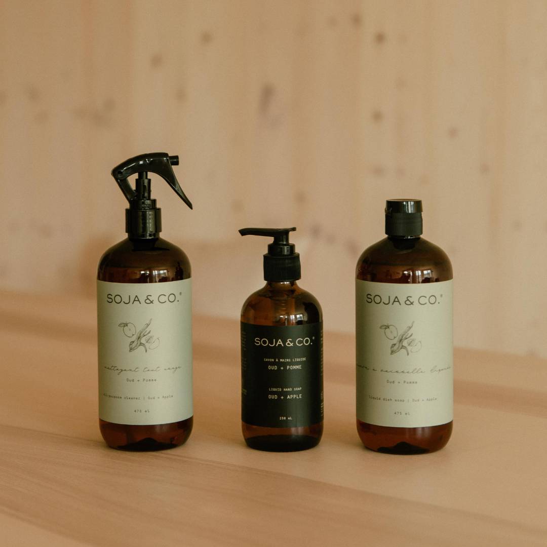 Nettoyant tout usages SOJA&CO., au parfum oud et pomme, pot ambré réutilisable