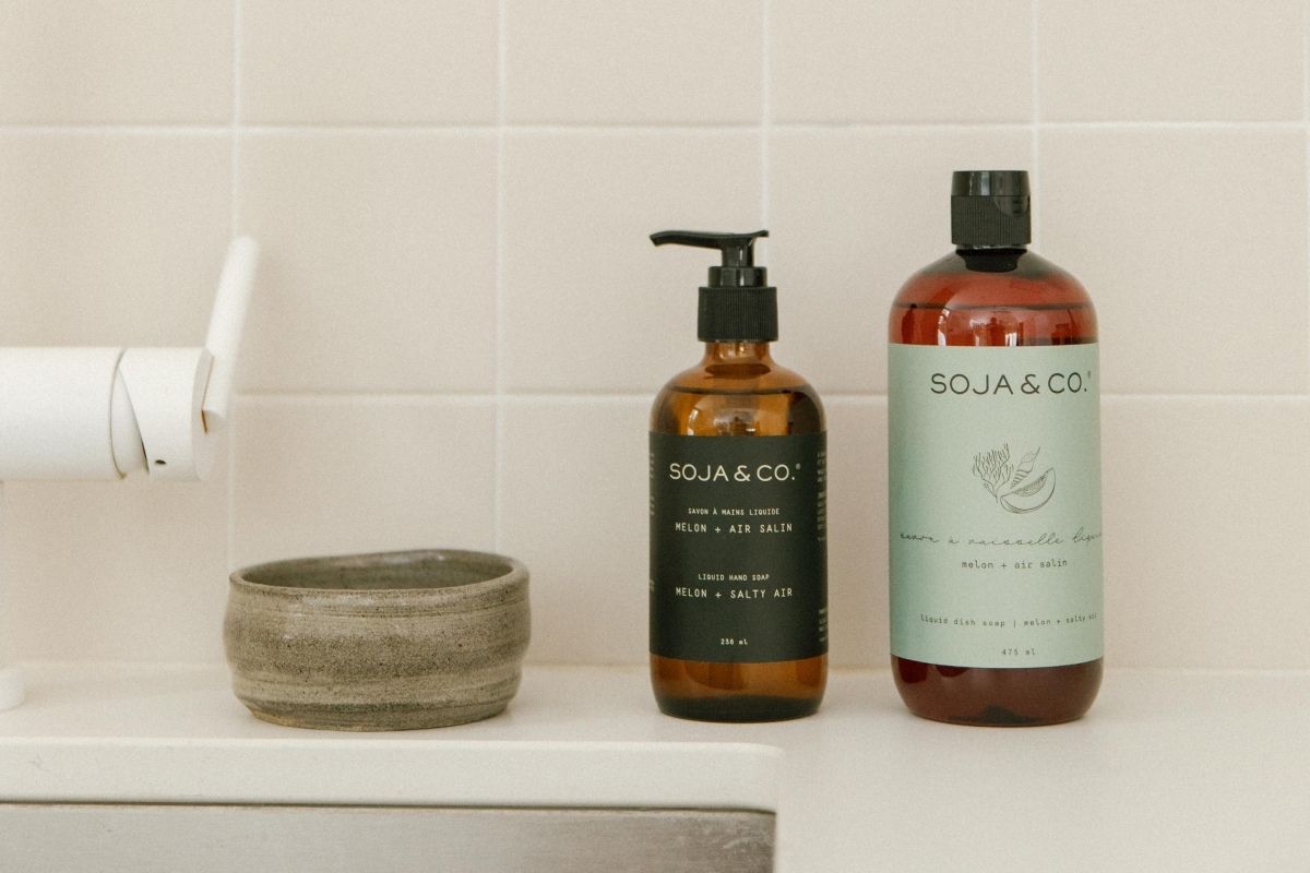 Savon à main SOJA&CO., parfum melon et air salin, pot ambré réutilisable