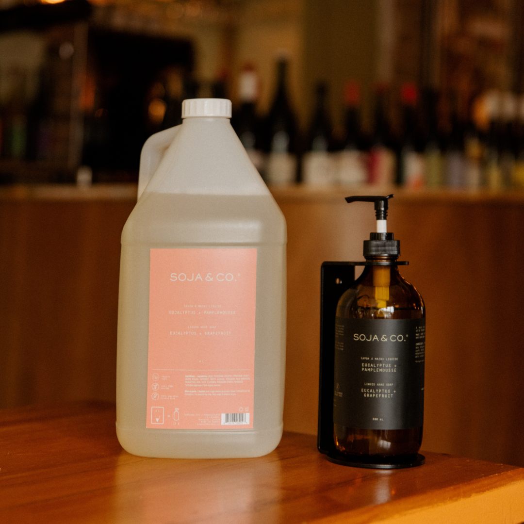 Savon à mains liquide commercial SOJA&CO., contenant ambré réutilisable