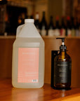Savon à mains liquide commercial SOJA&CO., contenant ambré réutilisable