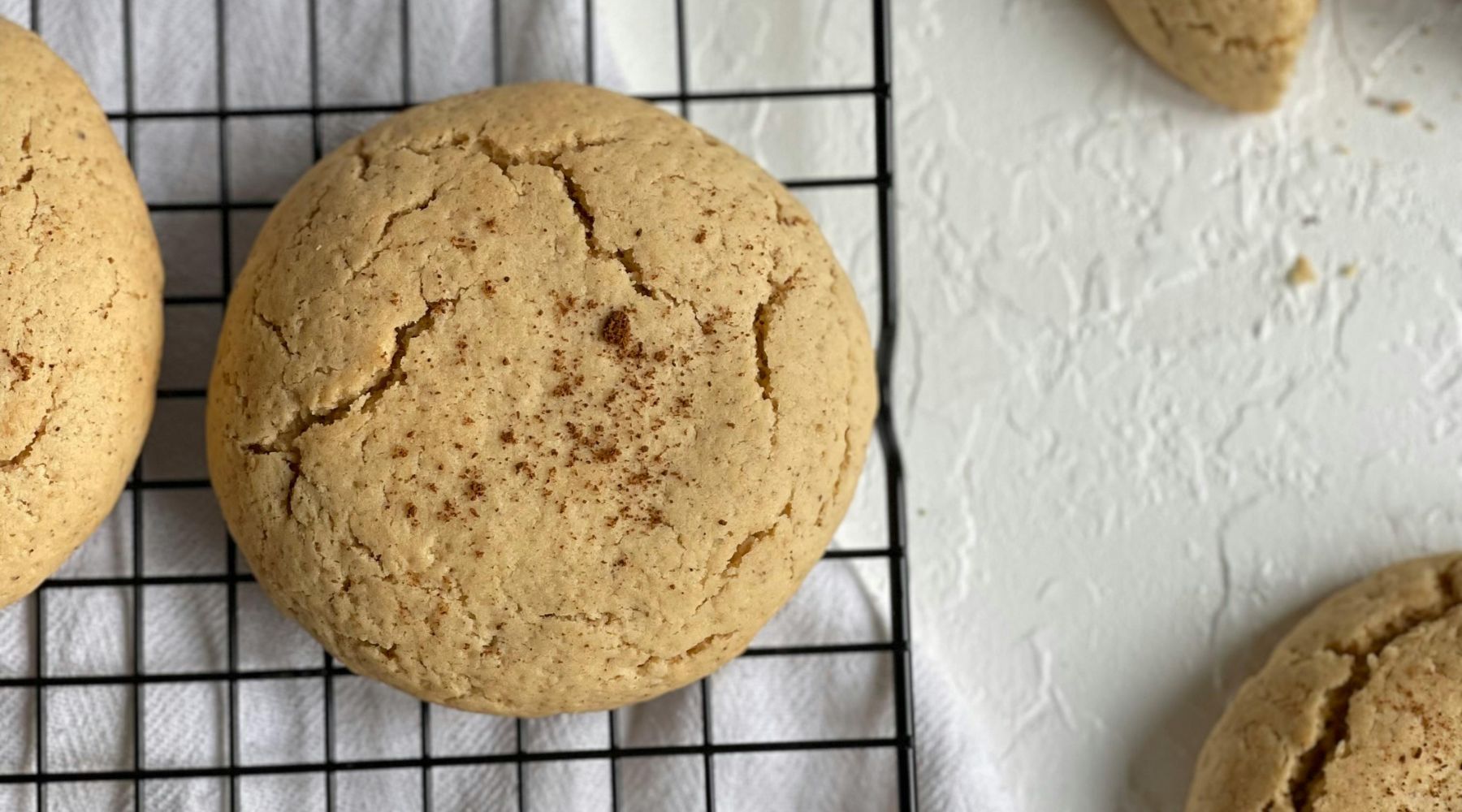 Biscuits maison à la châtaigne et à la cannelle, dorés et légèrement sablés.