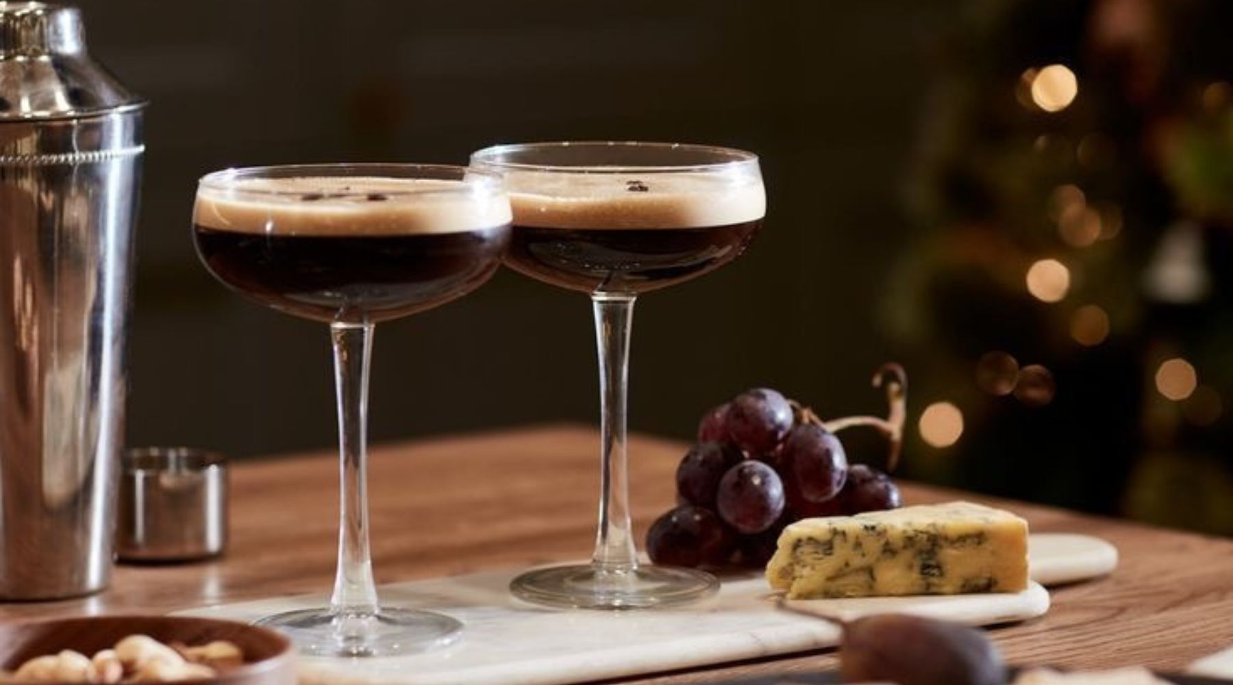 Espresso martini au café et à la noisette, servi dans une coupe à martini avec une mousse légère et une garniture de noisettes, dans une ambiance chaleureuse de soirée d’hiver.