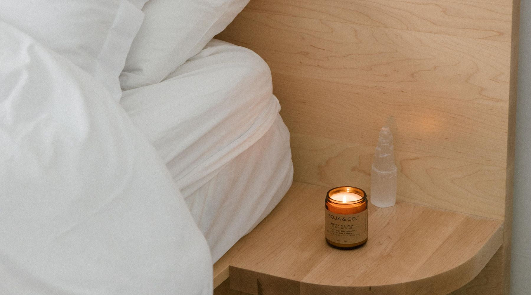 Bougie en cire naturelle dans un pot en verre ambré