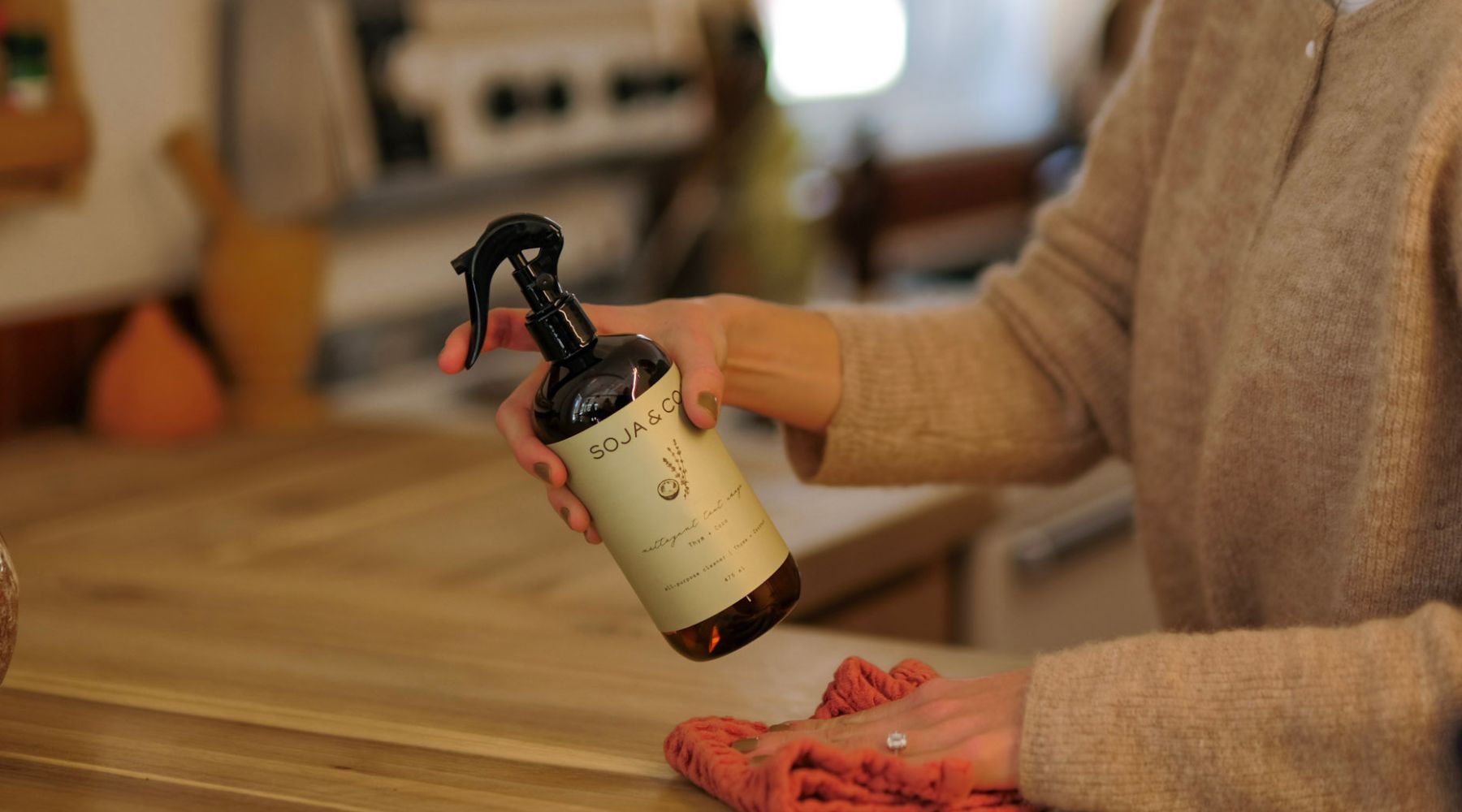 Produits ménagers naturels SOJA&CO. utilisés lors d'un ménage de printemps écoresponsable