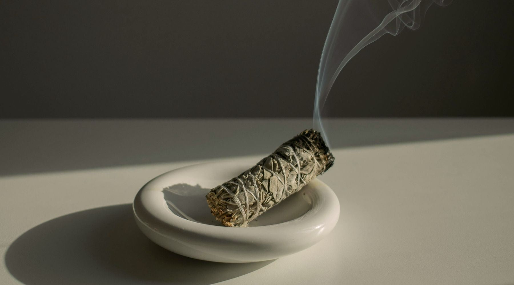 Méditation et purification à la sauge blanche : rituels pour purifier la maison