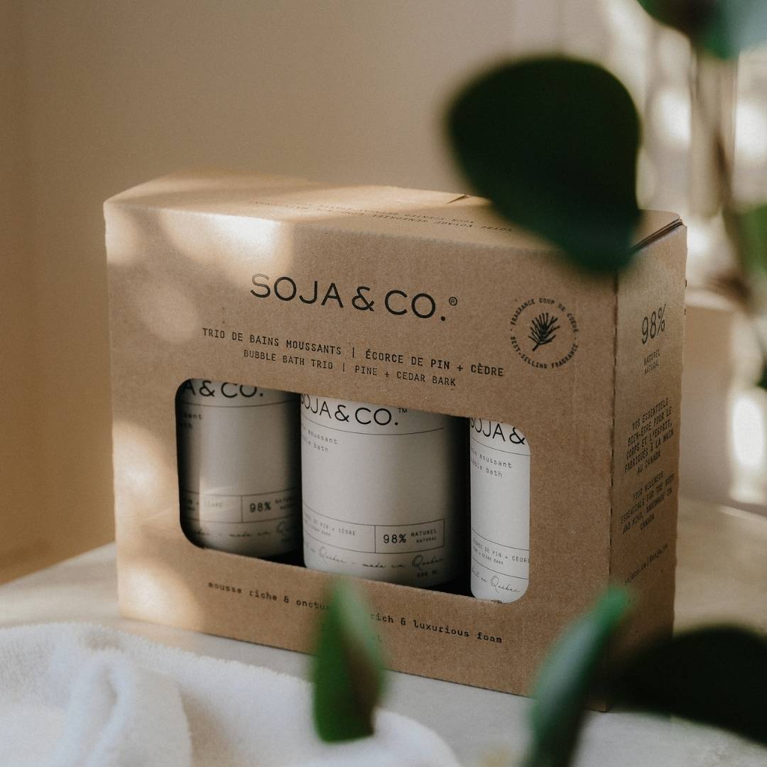 Coffret de 3 bain moussants SOJA&CO., au parfum écorce de pine et cèdre, pot ambré réutilisable