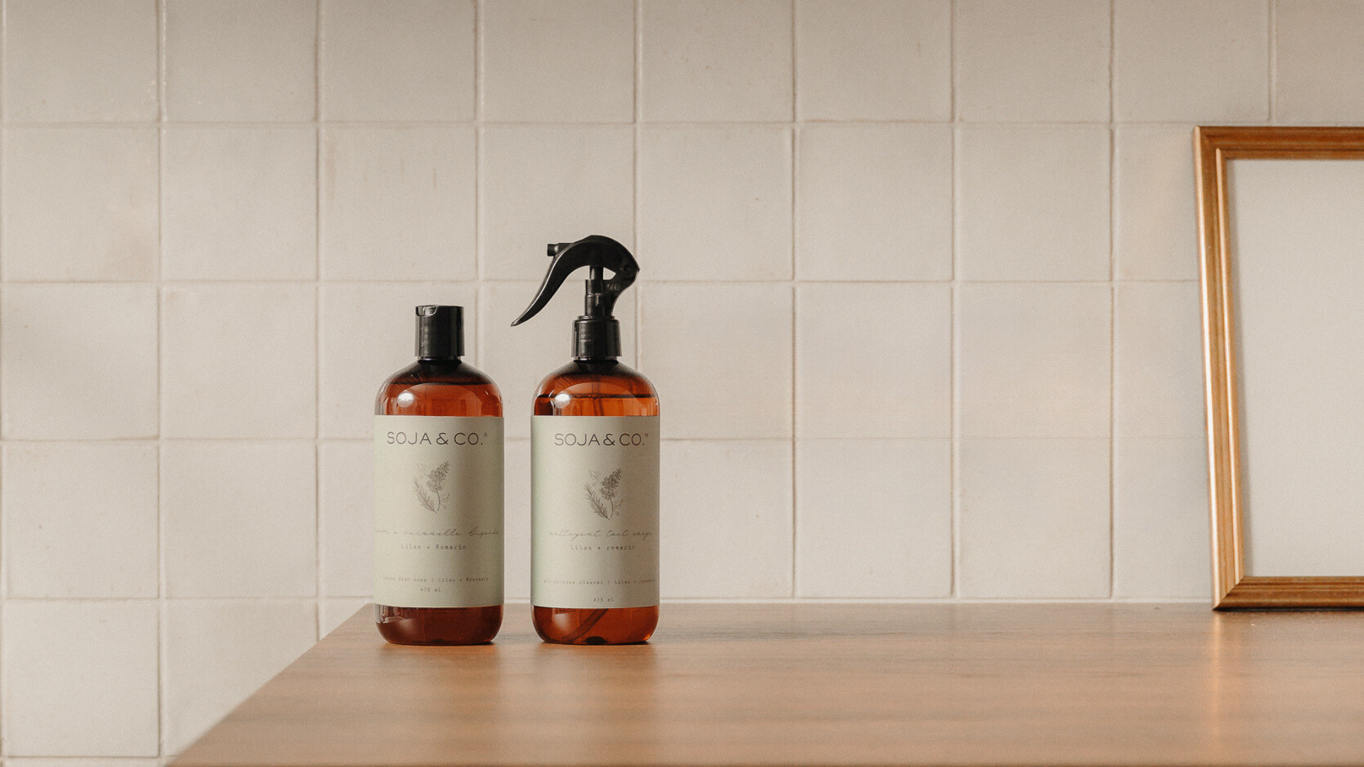 Savon à vaisselle et nettoyant tout usages SOJA&CO., au parfum melon et air salin, pot ambré réutilisable