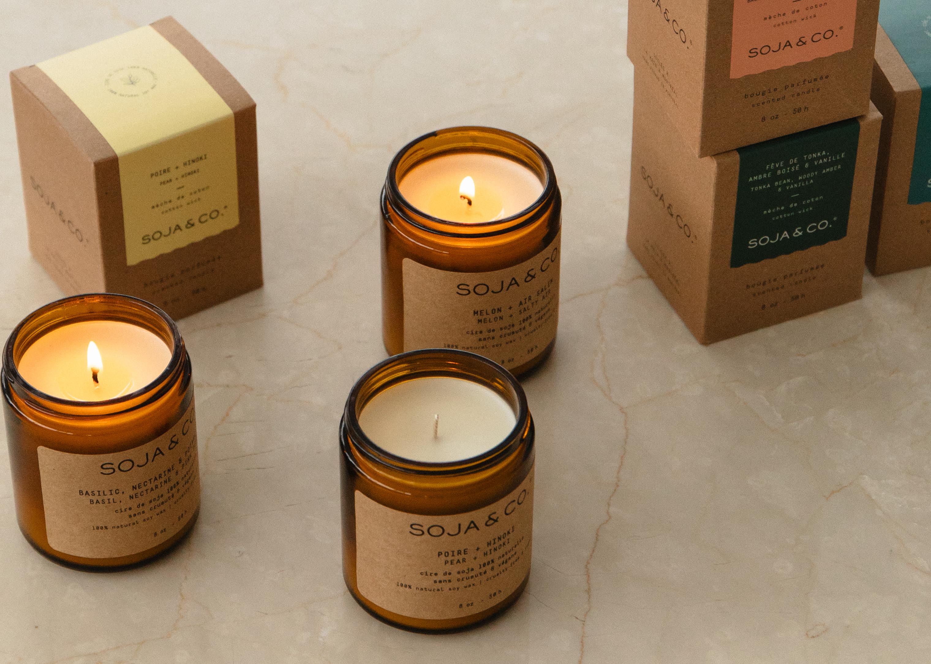 Chandelle de cire de soja naturelle SOJA&CO., au parfum poire et hinoki, pot ambré réutilisable