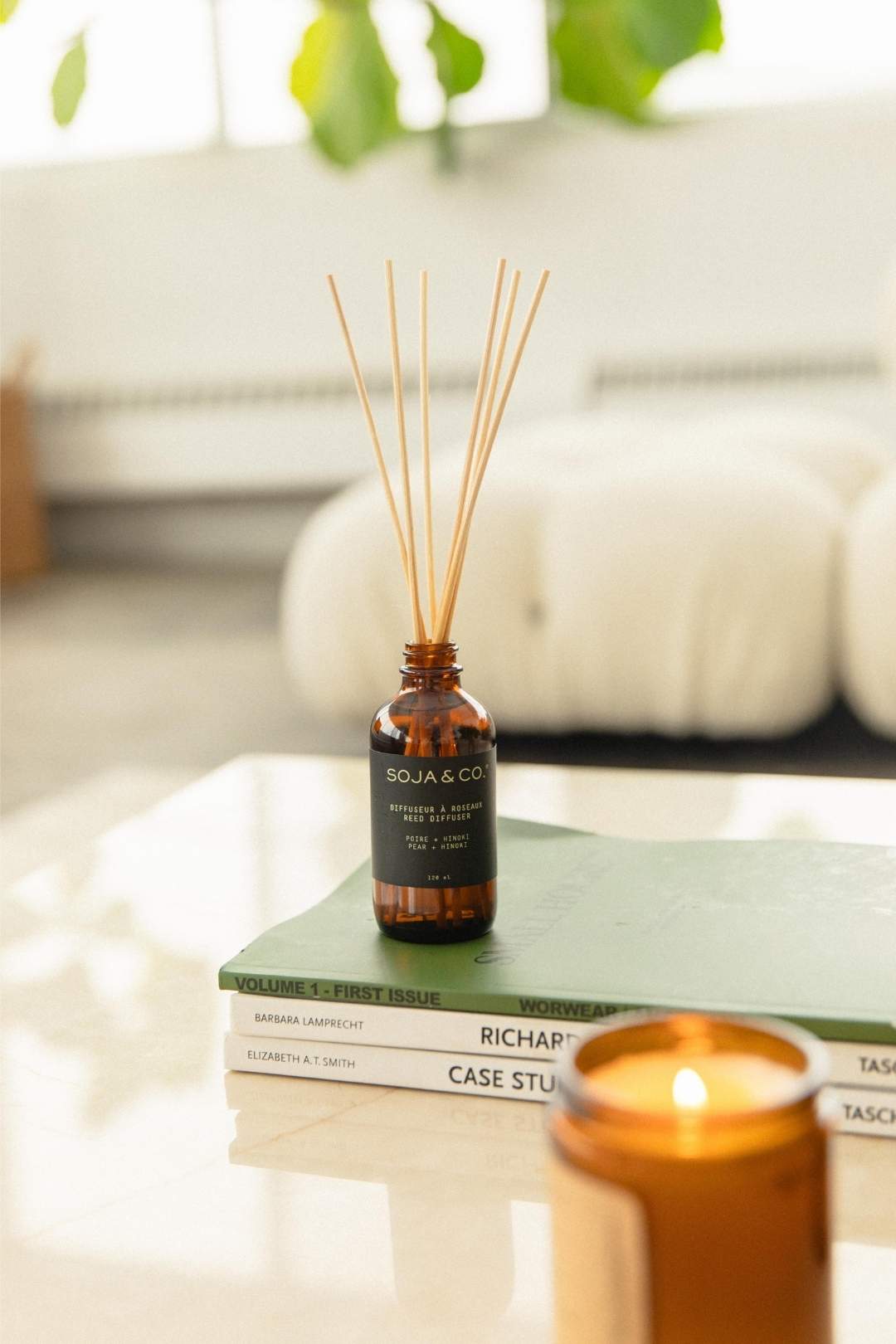 Diffuseur à roseaux SOJA&CO., au parfum poire et hinoki, pot ambré réutilisable