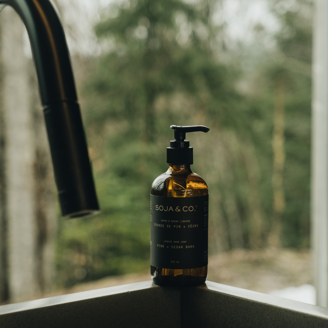 Savon à main SOJA&CO., au parfum écorce de pin et cèdre, pot ambré réutilisable