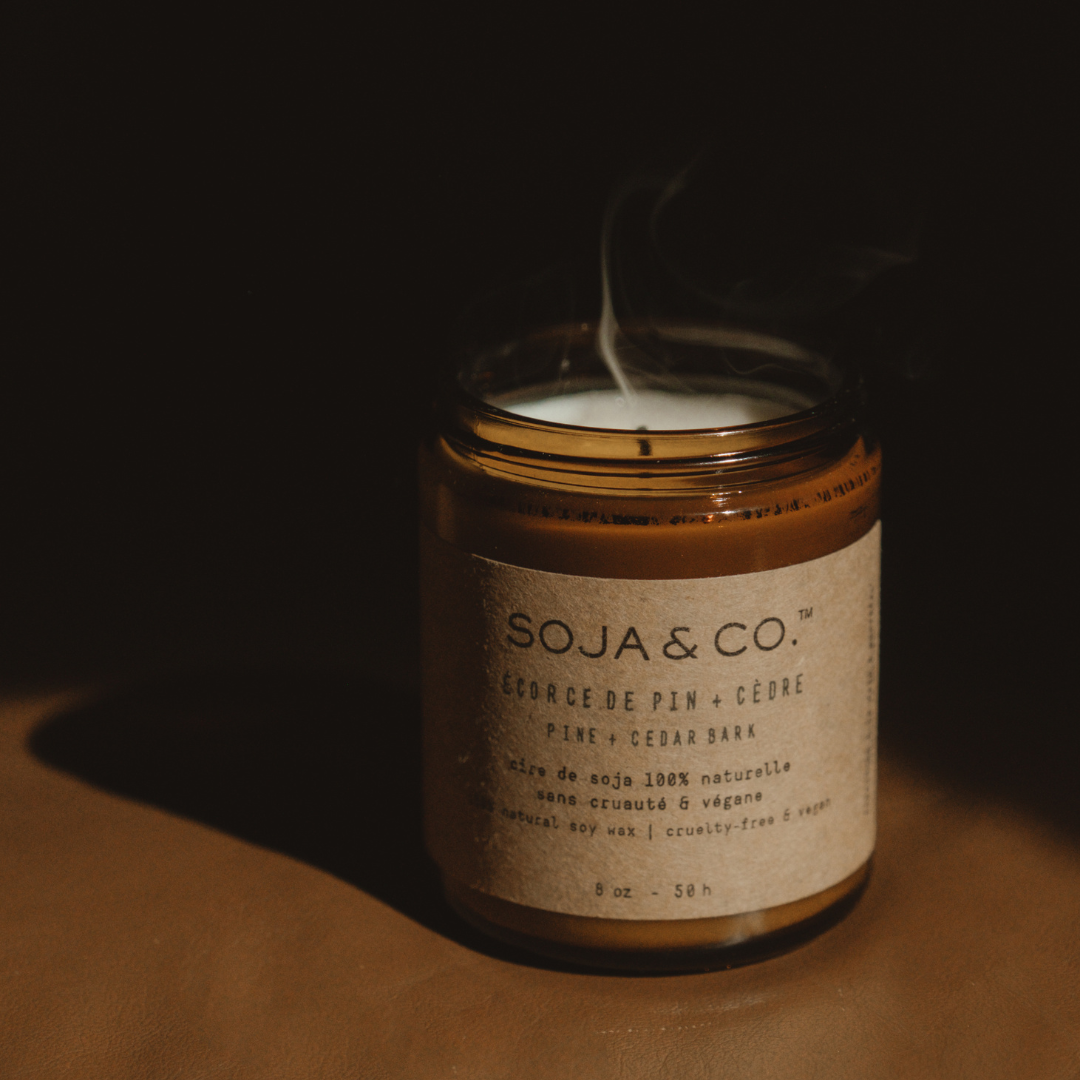 Chandelle de cire de soja naturelle SOJA&CO., au parfum écorce de pin et cèdre, pot ambré réutilisable