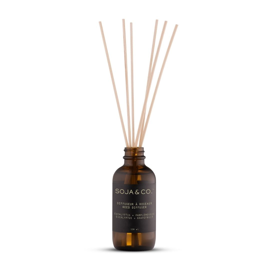 Diffuseur à roseaux SOJA&CO., au parfum eucalyptus et pamplemousse, pot ambré réutilisable