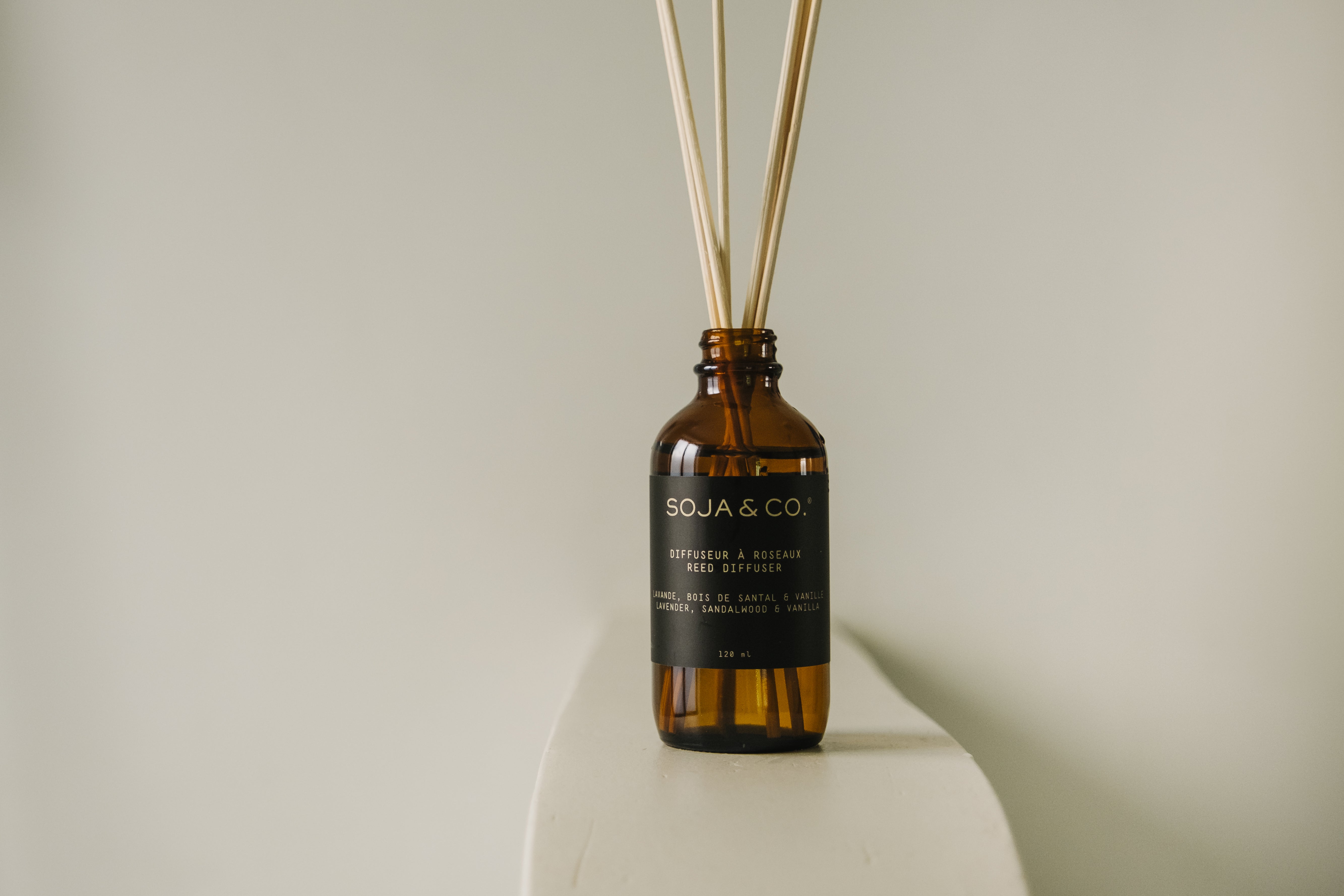 Diffuseur à roseaux SOJA&CO. au parfum lavande, bois de santal et vanille, contenant en vitre réutilisable