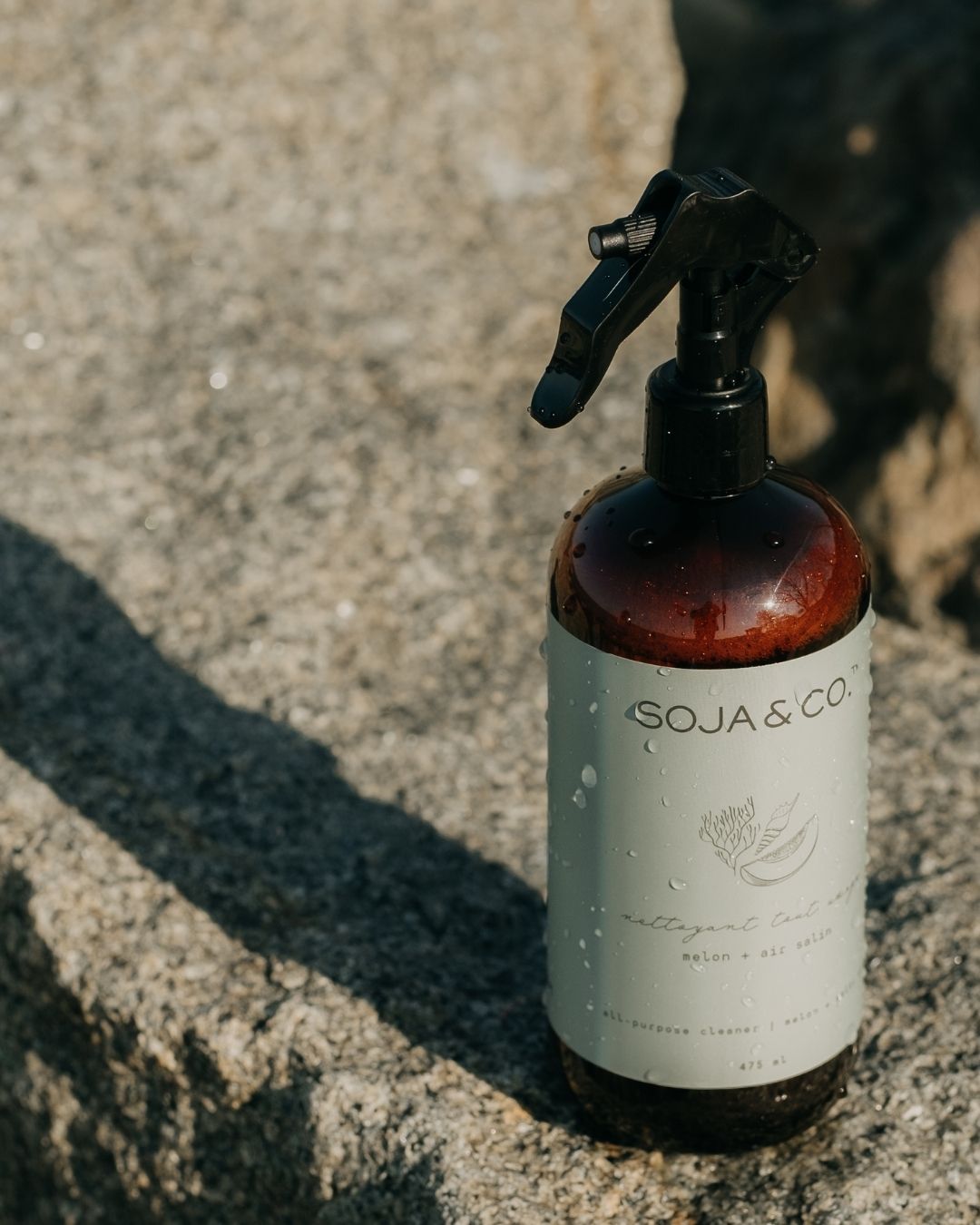 Nettoyant tout usage non toxique et biodégradable SOJA&CO., fragrance Melon + Air salin, dans une bouteille ambrée avec étiquette minimaliste