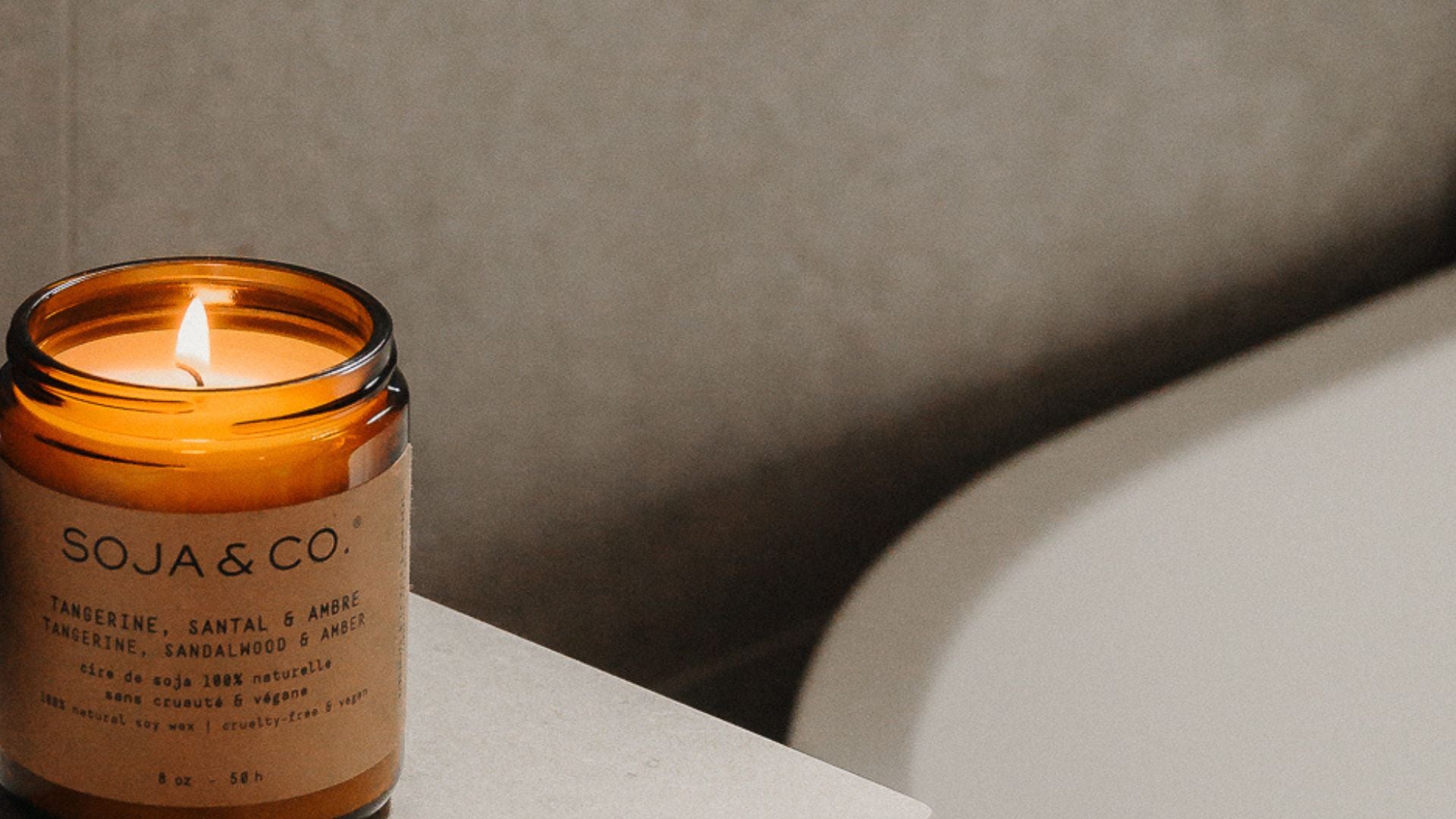 Chandelle de cire de soja naturelle SOJA&CO., au parfum Tangerine, Santal et Ambre, pot ambré réutilisable