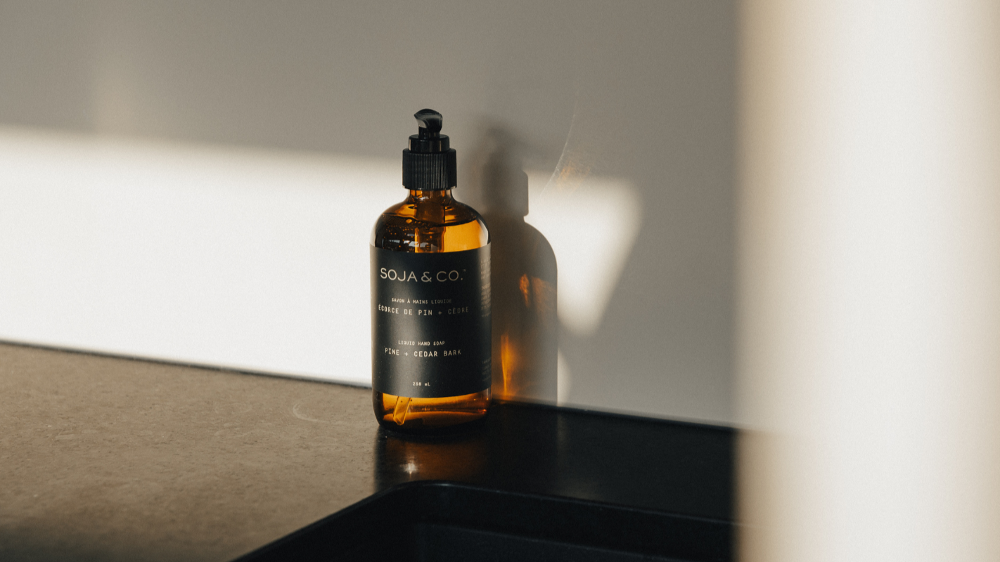 Savon à main SOJA&CO. au parfum écorce de pin et cèdre, pot ambré réutilisable