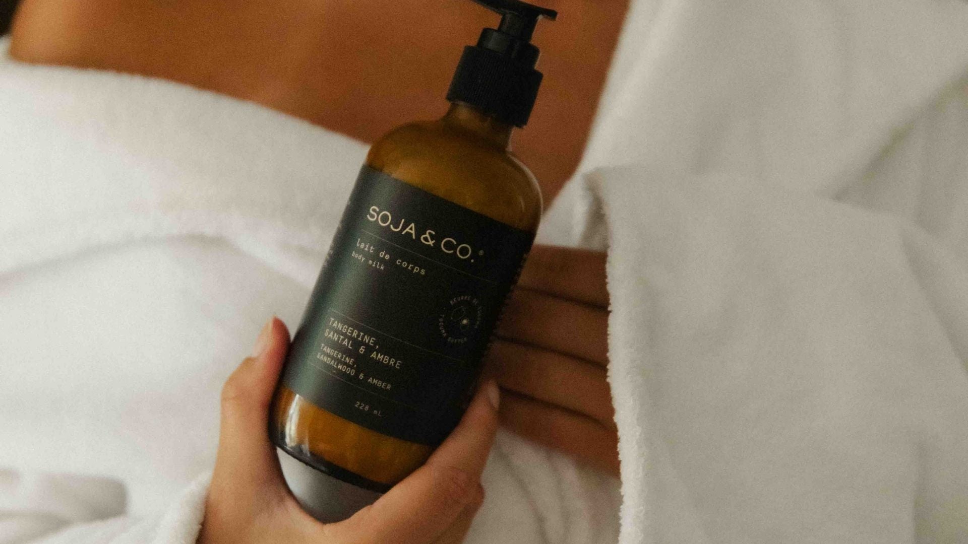 Lait de corps SOJA&CO., au parfum tangerine, santal et ambre, pot ambré réutilisable