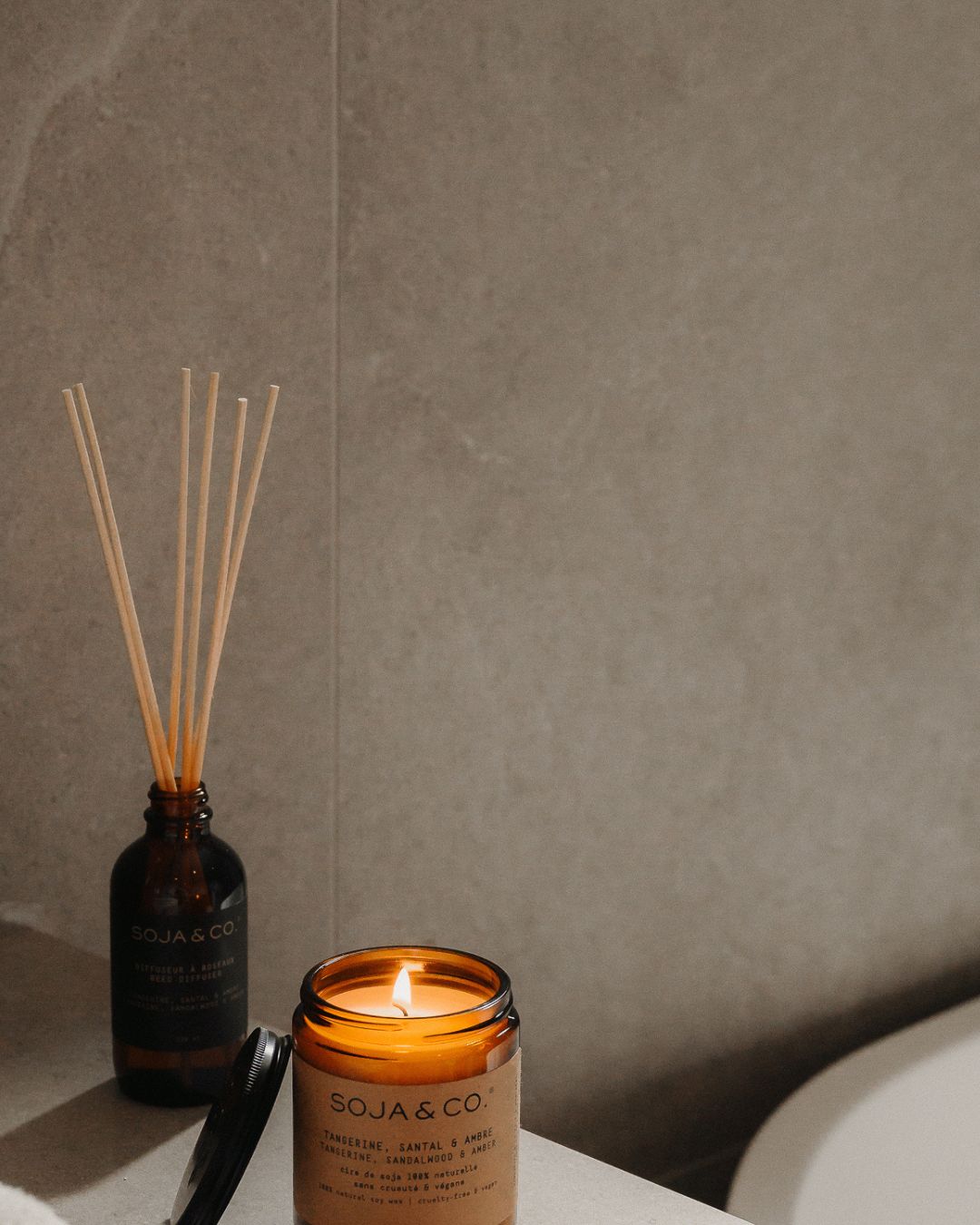 Chandelle de cire de soja naturelle SOJA&CO., au parfum Tangerine, Santal et Ambre, pot ambré réutilisable