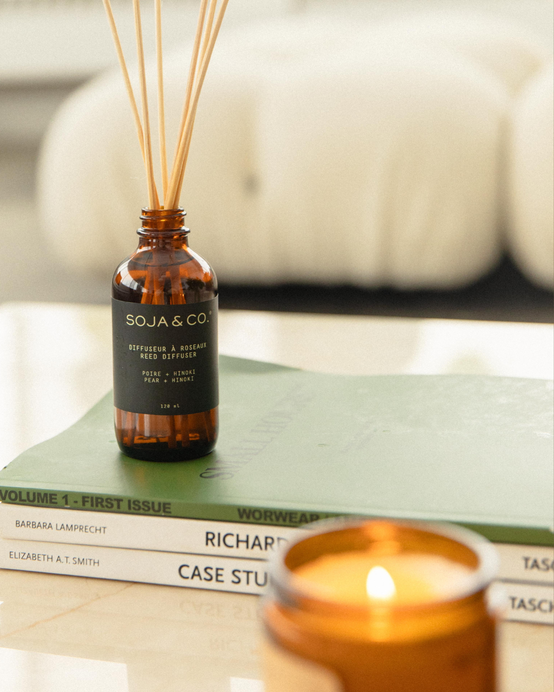 Diffuseur à roseaux SOJA&CO. au parfum poire et hinoki, pot ambré réutilisable