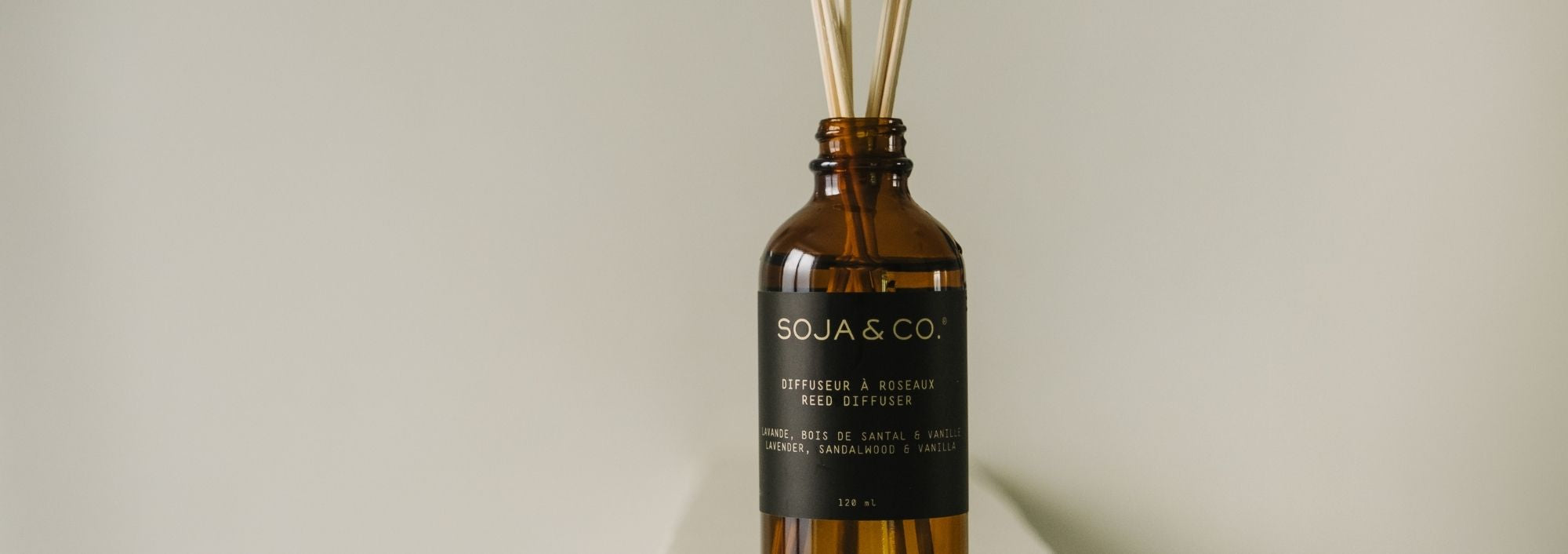 Diffuseur à roseaux SOJA&CO. au parfum lavande, bois de santal et vanille, pot ambré réutilisable