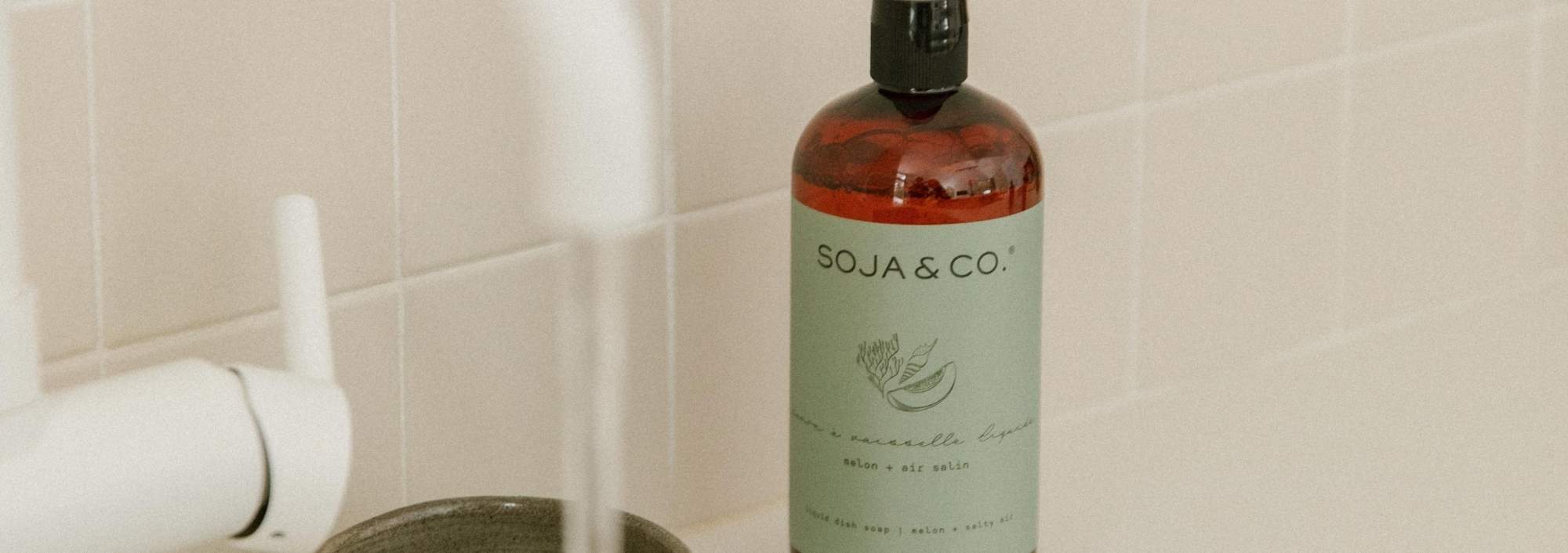 Savon à vaisselle SOJA&CO. au parfum melon et air salin, pot ambré réutilisable